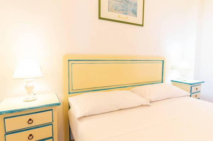 Appartement entier, Situé au cœur de Torregrande, à quelques mètres de la plage, cet appartement confortable au sein d’une résidence en front de mer est la solution idéale pour des vacances relaxantes en Sardaigne. Le logement n’est pas directement face à la mer, in Torregrande, Oristano