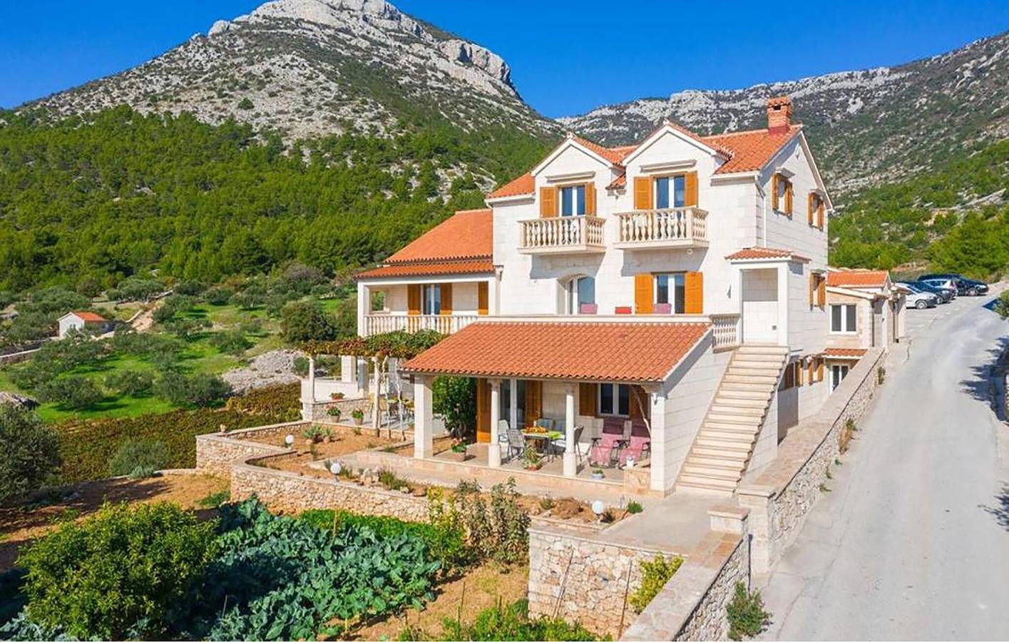 Ganze Ferienwohnung, Apartment mit Meerblick, Terrasse, WLAN und Parkplatz – 1,5 km zum Strand in Bol, Brac