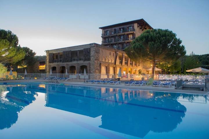 Hôtel pour 4 personnes, avec jardin ainsi que bassin pour enfant et piscine