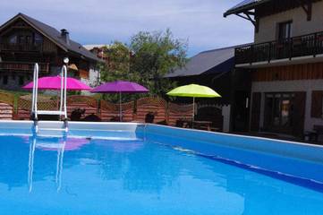 Gîte pour 5 personnes, avec balcon ainsi que piscine et jardin à Albiez-Montrond