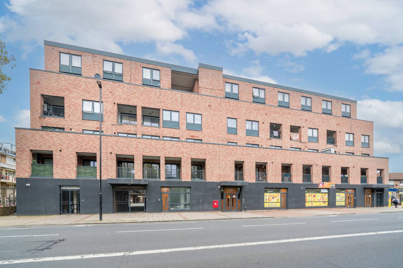 Entire vacation apartment, 3 Bed- Full Balcony - Closetoo2 & Excel in Newham, London