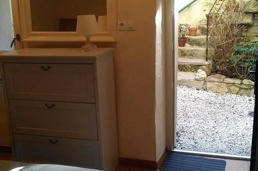Près d'Uzès, chambre avec patio dans maison de charme in Fontarèches, Région de Nîmes