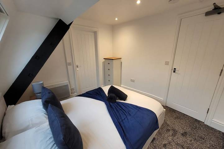 Ganze Wohnung, Wallgate Apartment B- A cosy Grade II listed apartment with Roman wall in garden in Colchester, Essex