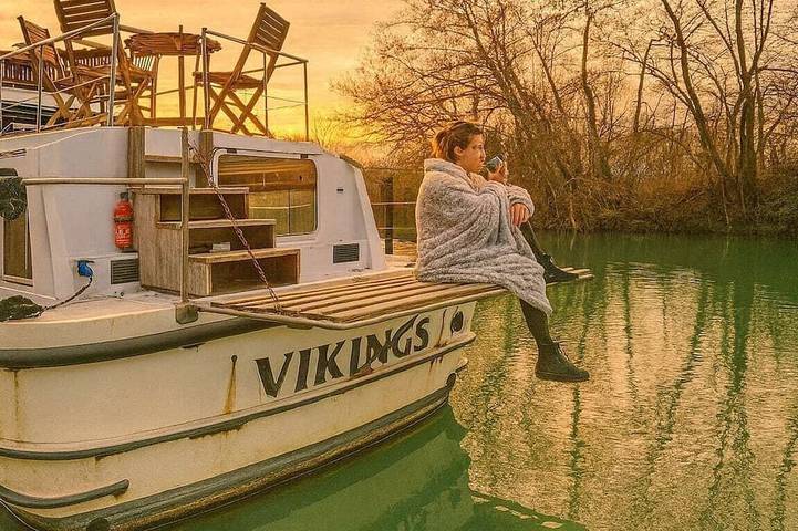 Péniche pour 4 personnes, avec terrasse dans Seine-et-Marne