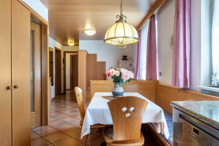 Apartamento entero, Apartamento "Cesa Soramurat 9" con vistas a la montaña, Wi-Fi y jardín compartido in Canazei, Dolomiti Superski