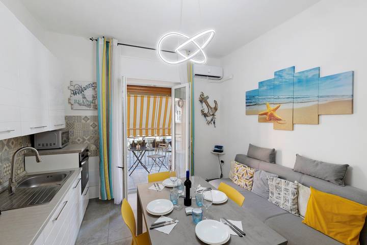 Appartamento intero, Appartamento 'La Cà Delle Tre Rose' con Balcone, Wi-Fi e Aria Condizionata in Valleggia, Quiliano