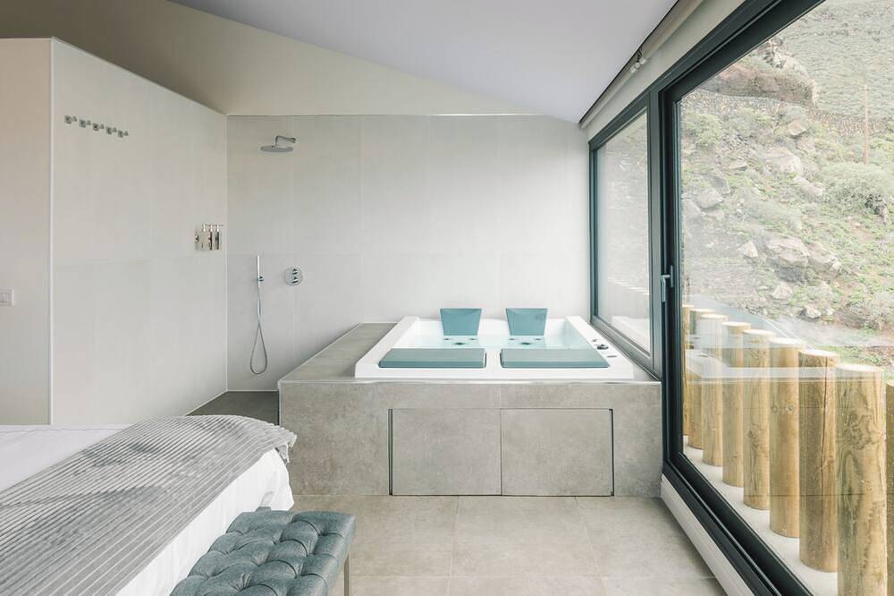 Villa Vista, your suite in front of the sea in El Hierro. Exclusivity and privacy. in Tamaduste, Valverde