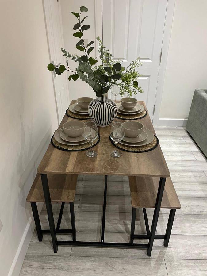 Entire apartment, Luxury 3 Bed House - 10 min walk from Dartford Town Centre - Fully Refurbished in Dartford, Kent