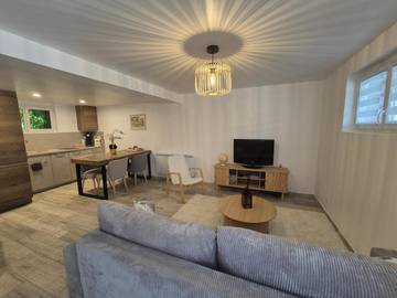 Gîte pour 2 personnes, avec terrasse et jardin à Lissieu