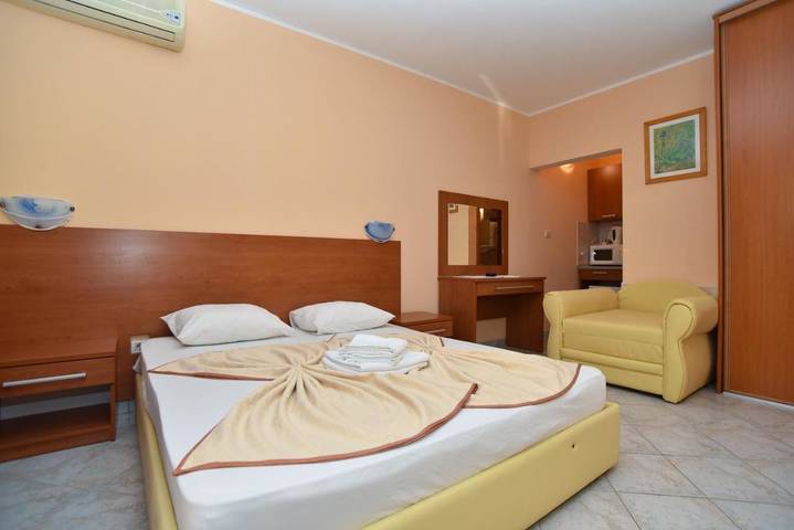 Ferienwohnung für 2 Personen, mit Garten und Seeblick sowie Ausblick in Budva - 2