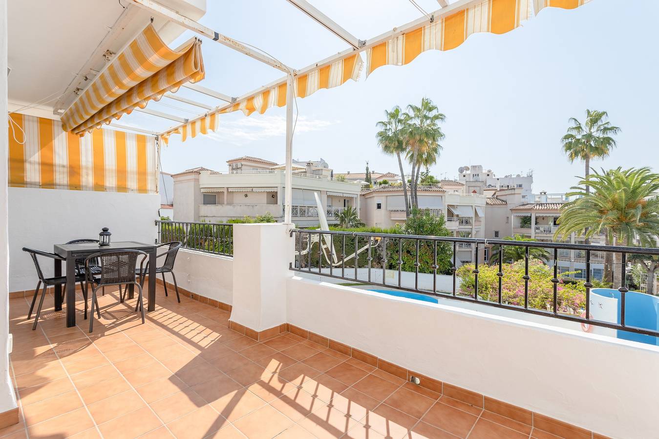 Appartement entier, Apartamento "Alcazaba Zona Parador" près de la plage avec terrasse et piscine partagée in Playa Carabeíllo, Nerja