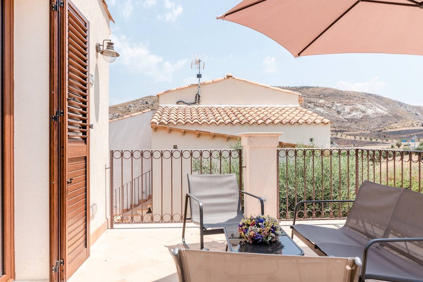 Entire apartment, Apartment 'Le 3 Rose - Alba' with Lake View, Wi-Fi and Air Conditioning in Montallegro, Agrigento Province