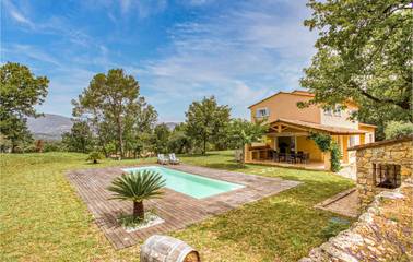 Location de vacances pour 10 personnes, avec terrasse et piscine à Fayence