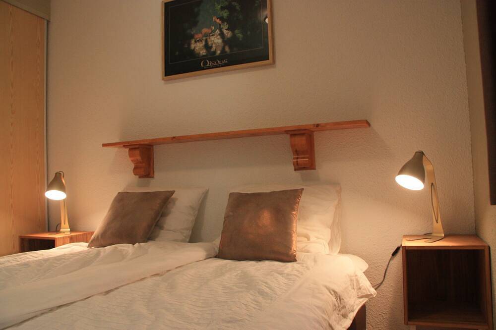 Chalet Bellevenoz - spacious 12-person chalet, peaceful & 100m from ski lift in Oz, Nationalpark Écrins