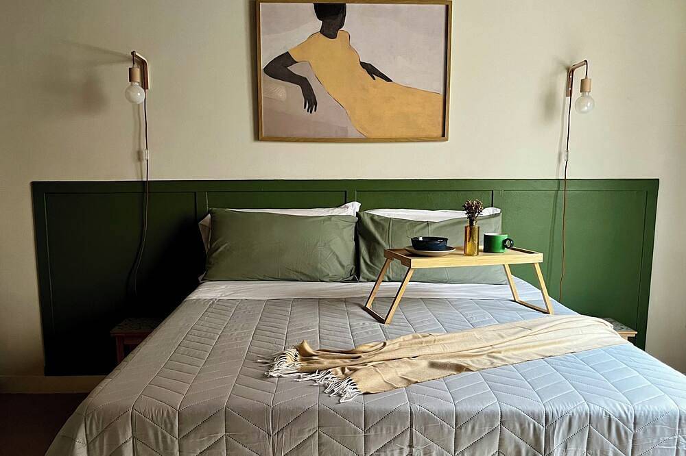Entire apartment, Elegant Central Flat w/ Private Patio, Full Kitchen, Fastwifi, Easy Milan Access in Piacenza, Via Francigena
