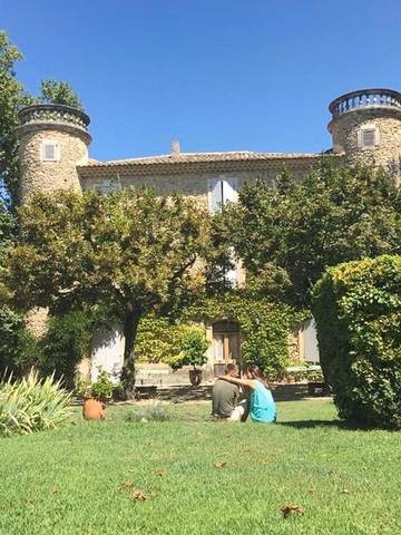 Location de vacances pour 15 personnes, avec vue ainsi que piscine et jardin à Pont-Saint-Esprit