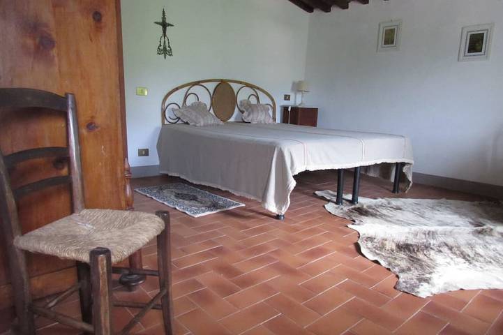 Casa colonica sulle colline lucchesi in Lucca, Provincia di Lucca