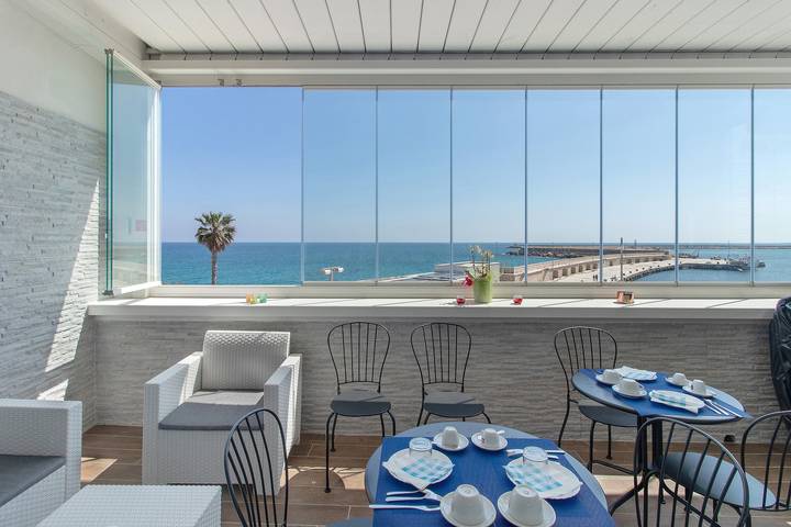 Room 'Vista Mare - Pesce' with Shared Terrace, Wi-Fi and Air Conditioning in Mola di Bari, Bari Province