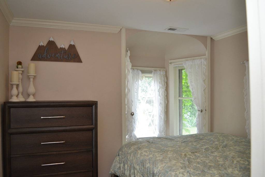 Charming, Peaceful and Newly Renovated 2 Bedroom Cottage! in Broadmoor, Colorado Springs