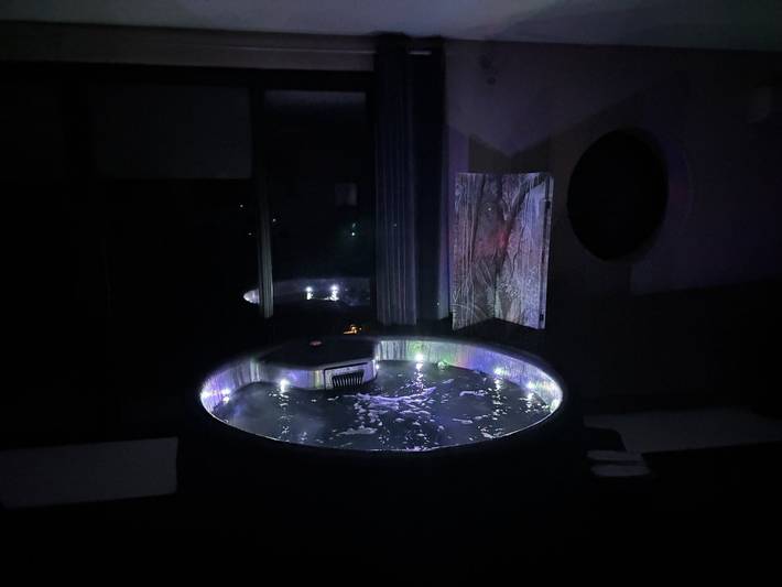 Gîte pour 2 personnes, avec terrasse ainsi que jacuzzi et jardin