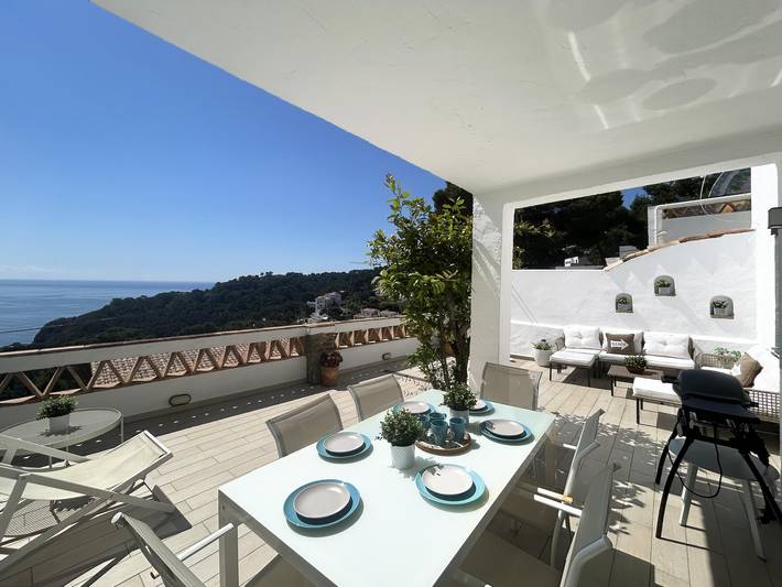 Ferienhaus für 6 Personen, mit Meerblick und Balkon sowie Terrasse und Pool