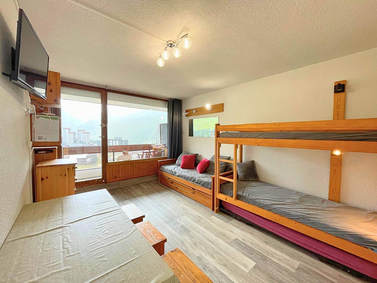 Entire studio, Cozy Studio for 4 with South-Facing Balcony, Near Slopes & Amenities in Les Menuires, Saint-Martin-de-Belleville