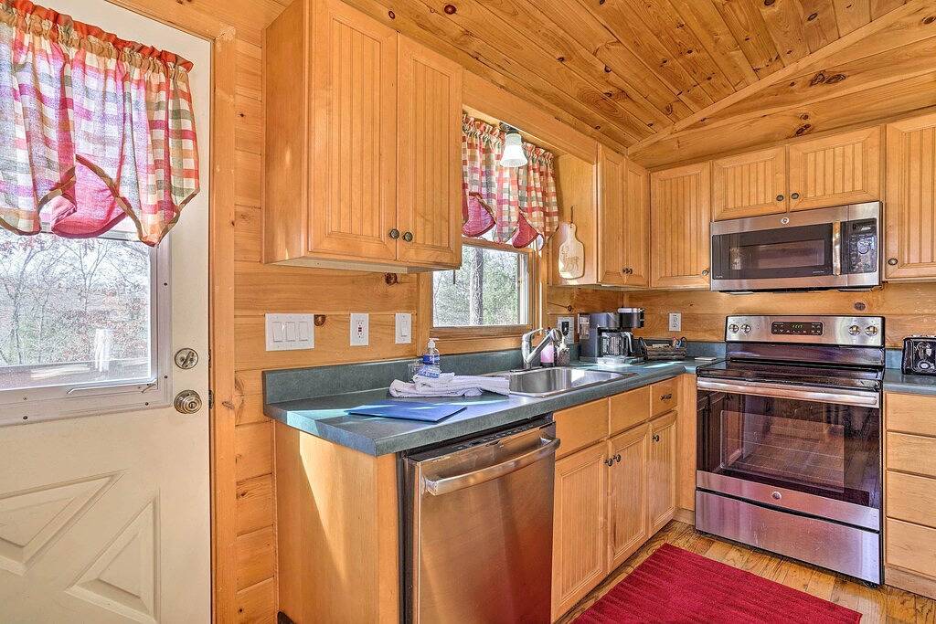'Serenity Cabin' w/ Furnished Deck in Chattahoochee National Forest