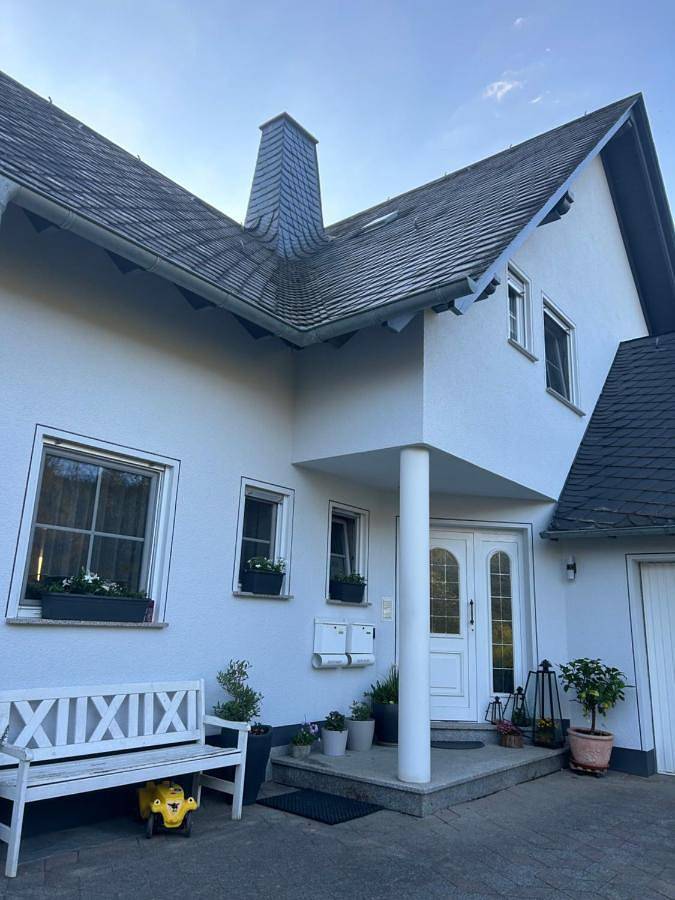 Ferienwohnung für 4 Personen, mit Balkon und Garten sowie Ausblick in Dill