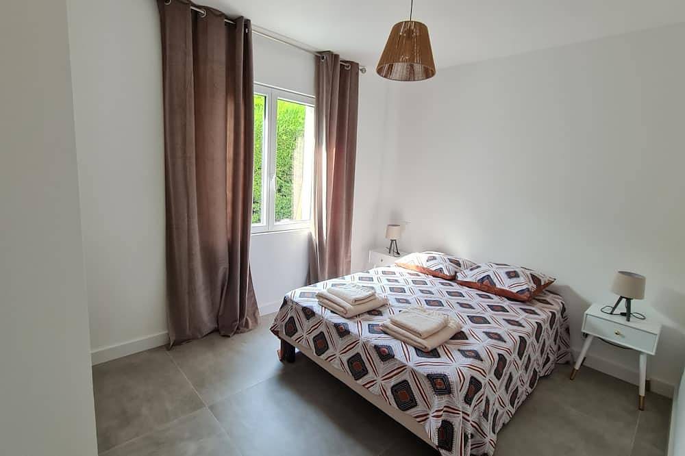 Entire apartment, Appartement Spacieux Avec Terrasse Idéal Pour une Famille! Proche Centre Ville in Vence, Cannes region