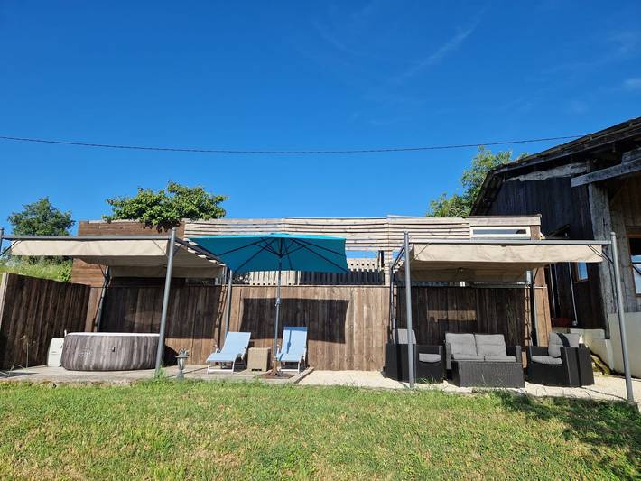 Gîte pour 4 personnes, avec piscine et jacuzzi, animaux acceptés à Douzains
