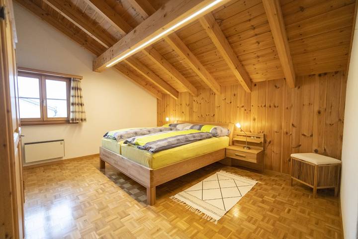 Ganze Wohnung, Chasa sur Chafarrer: Liebenswerte 2.5-Dachwohnung in Guarda. in Guarda Staziun, Guarda