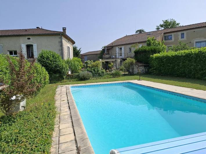 Location de vacances pour 10 personnes, avec jardin ainsi que piscine et vue, animaux acceptés à Saint-Vincent-Rive-d'Olt