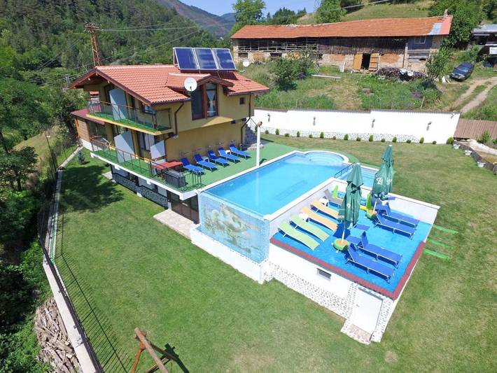 Villa für 16 Personen, mit Balkon und Whirlpool sowie Terrasse und Garten in Bulgarien