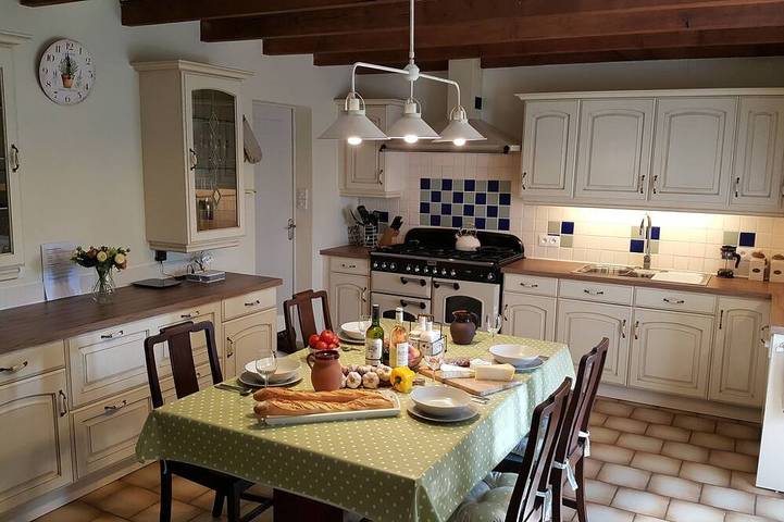 Ferme de caractère avec une vue magnifique. Une grande piscine privée. in Saint-Quentin-de-Chalais, Charente