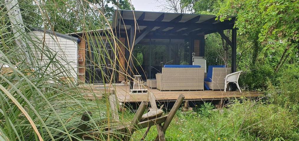 Gîte pour 6 personnes, avec Terrasse et Piscine ainsi que Vue et Vue sur le lac à Montfermier