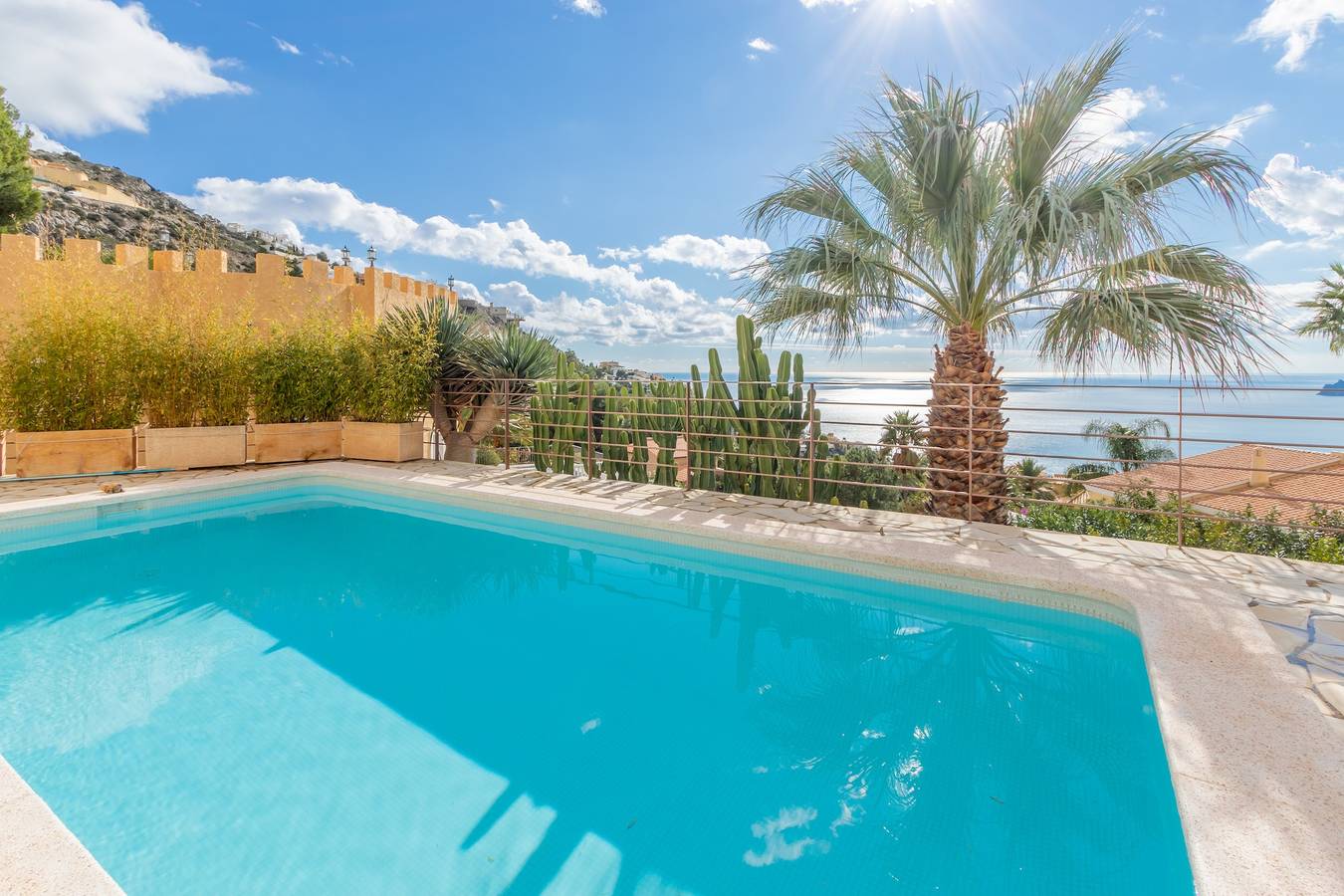 Villa "Altea Hills Villa Noruega" con vistas a la montaña, piscina, Wi-Fi, jardín y terraza in Altea Hills, Altea