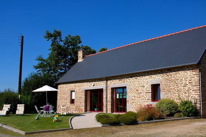 Gîte pour 4 personnes, avec terrasse et jardin à Le Châtellier