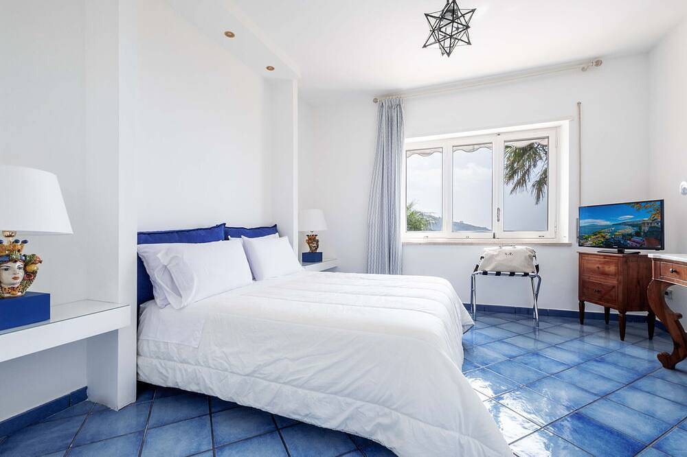 Amore Rentals - Villa Auxilia con Piscina Condivisa e Terrazza in Piano di Sorrento, Penisola Sorrentina