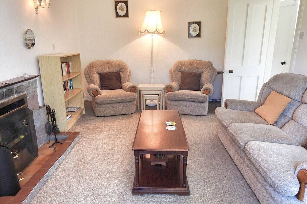 Cosy Traditional Croft House, close to white sandy beaches. in Highlands
