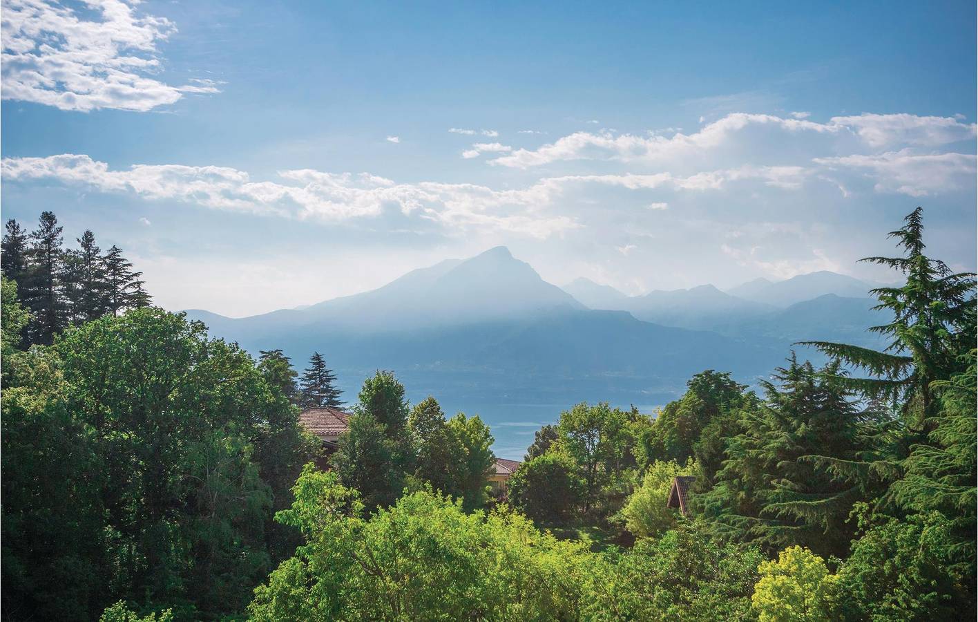 Ganze Ferienwohnung, Luxuriöse Gardasee-Wohnung: Parkplatz, Terrasse, und Internet! in San Zeno di Montagna, Gardasee-Berge