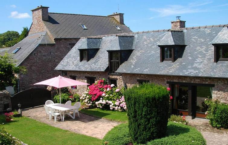 Location de vacances pour 4 personnes, avec jardin à Pléhédel