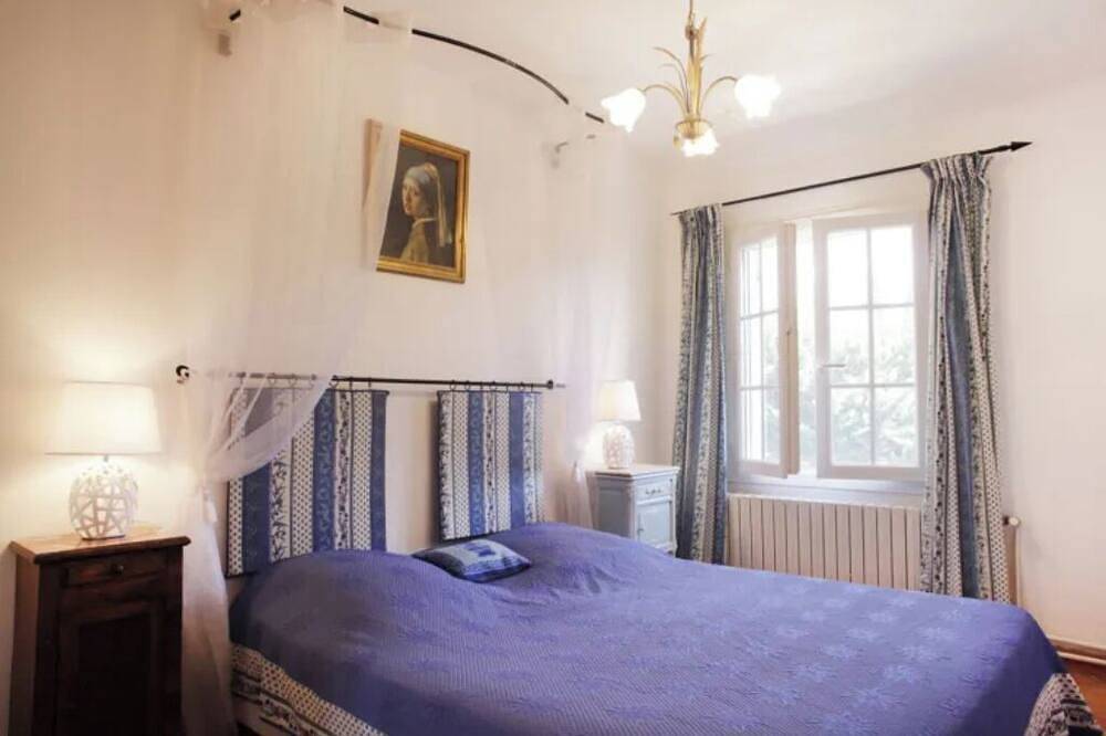 Entire apartment, Charm and comfort in the heart of Manguin - Balcony overlooking park and barbecue in Fourques, Nimes region