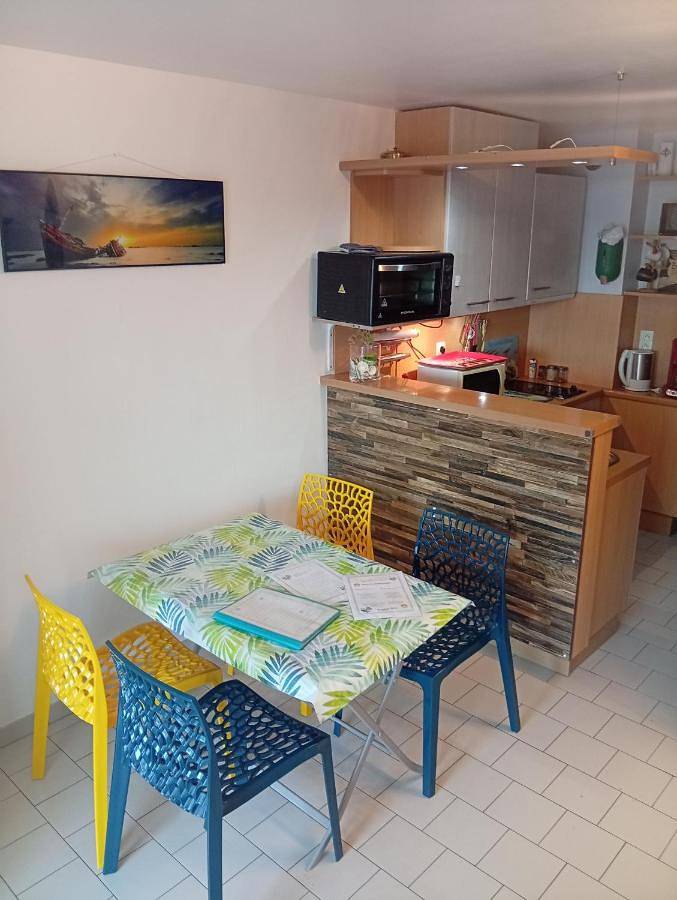 Gîte pour 4 personnes, avec jardin ainsi que terrasse et piscine dans Plage Kerminihy - 3