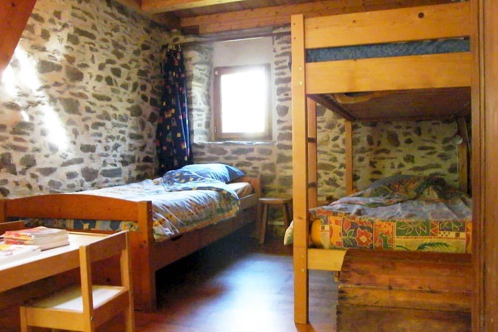 Traditional farmhouse with large garden. Porsliogan beach 500m away on foot. in Le Conquet, Brest region