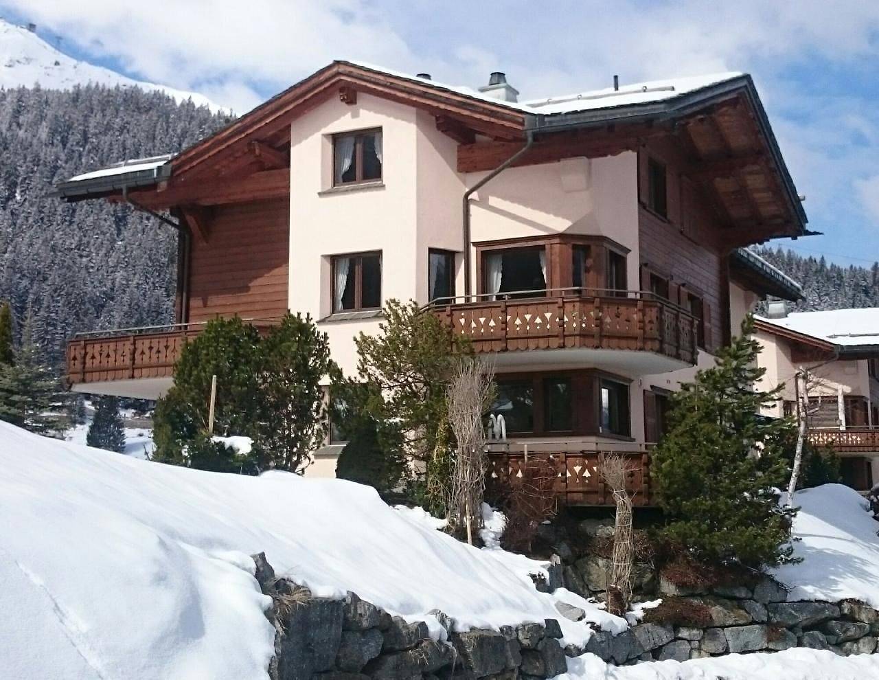 Ganze Ferienwohnung, Bijou Dachwohnung in Chalet mit Sauna und Wirlpool in Klosters-Serneus, Plessur Alpen