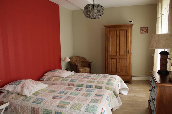Gîte pour 2 personnes, avec vue ainsi que terrasse et jardin à Caumont-l'Éventé - 2