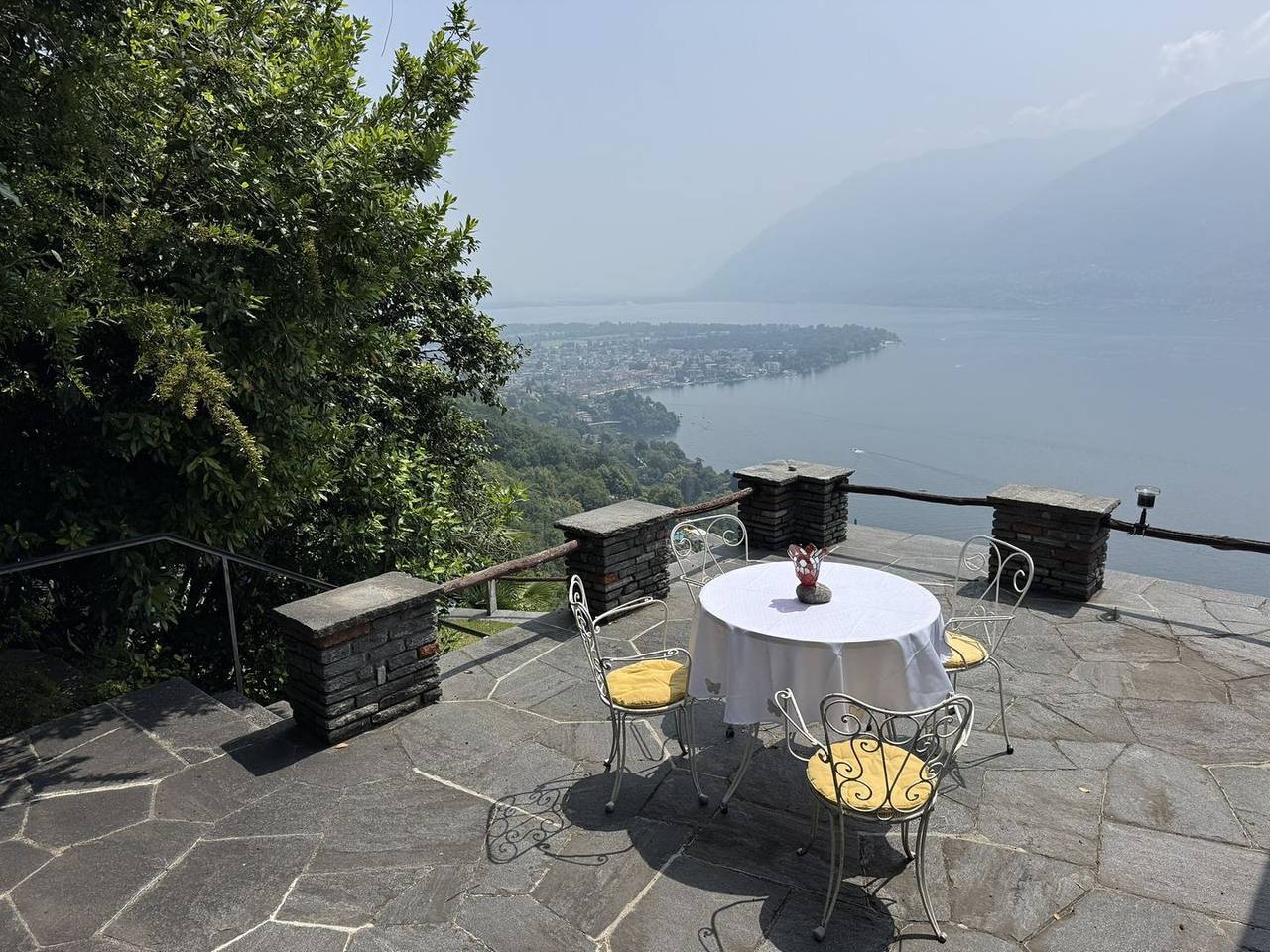 Charmantes Einfamilienhaus an phantastischer Hanglage mit herrlicher Sicht auf See und Bergen. in Ronco sopra Ascona, Tessiner Alpen