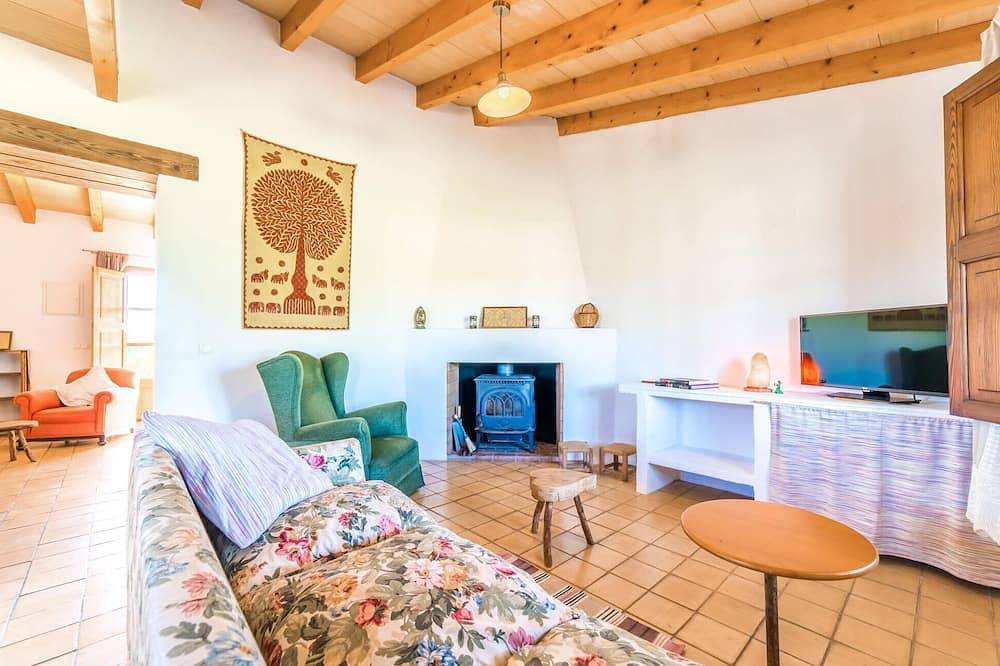 Traumhaftes Haus in Selva mit privatem Swimmingpool, der sowohl drinnen als. in Moscari, Selva