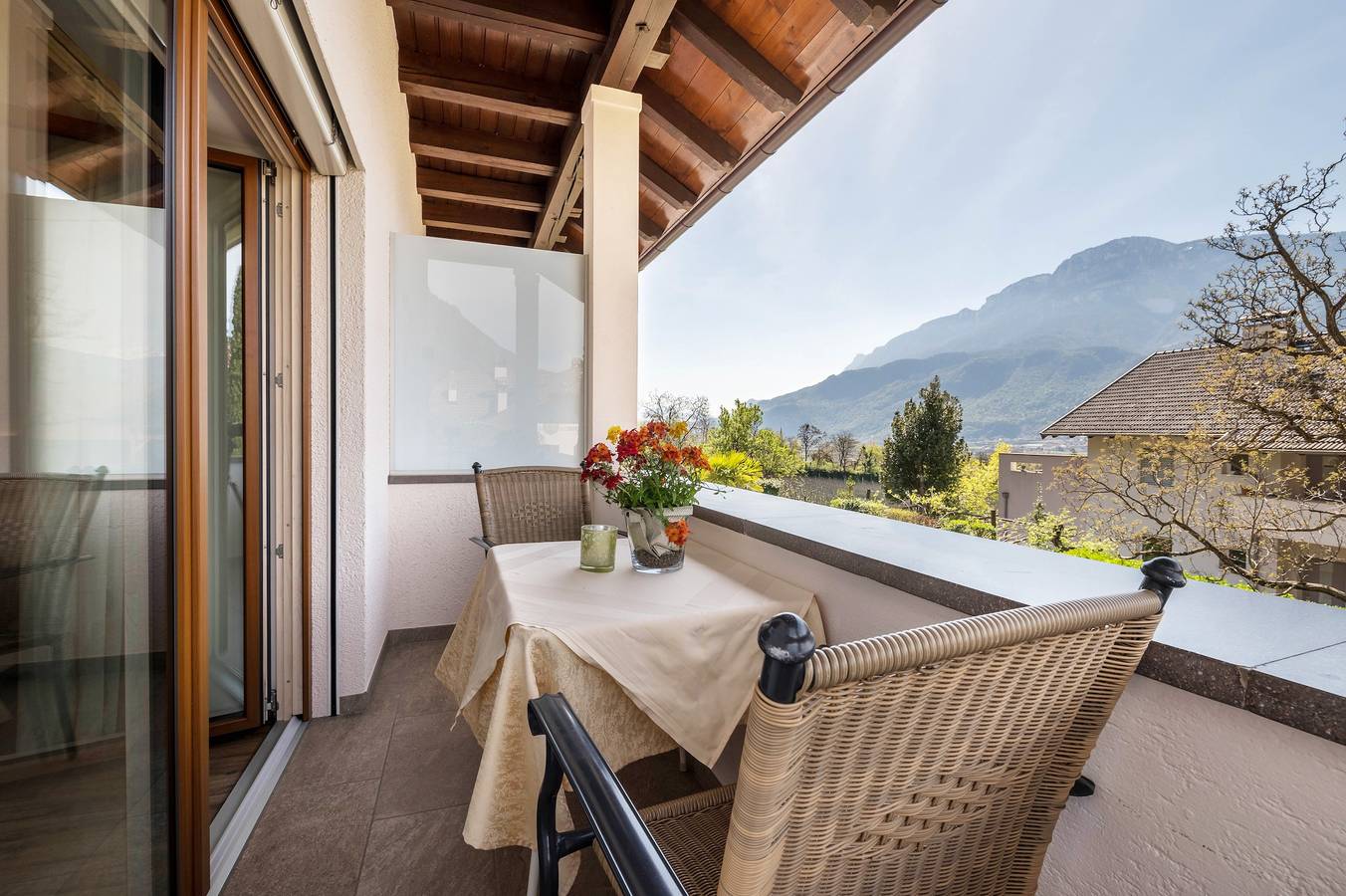 Apartamento inteiro, Apartamento de férias "Rosengarten B" com vista para a montanha, terraço privado e Wi-Fi in Oberkreuth, Terlano