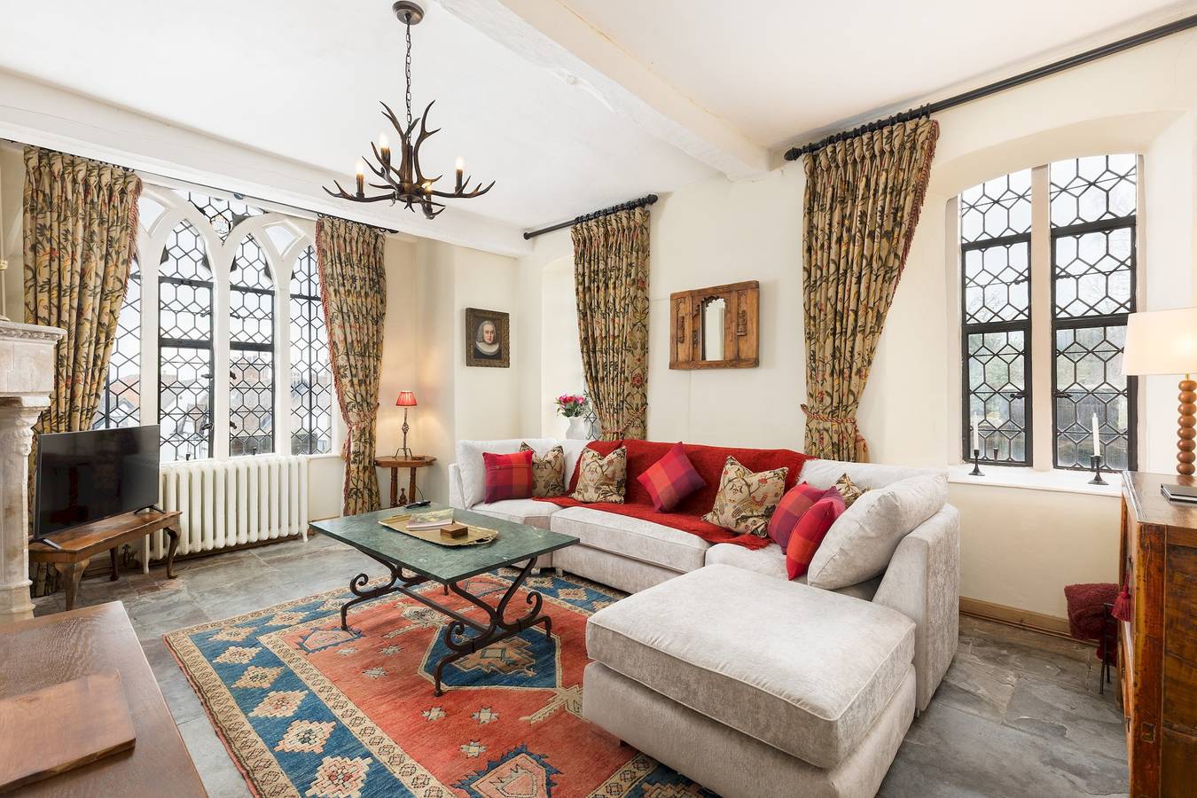 Unique Castle Stay, The East Gate Tower, Warwick - Pass the Keys in Warwick, Warwickshire